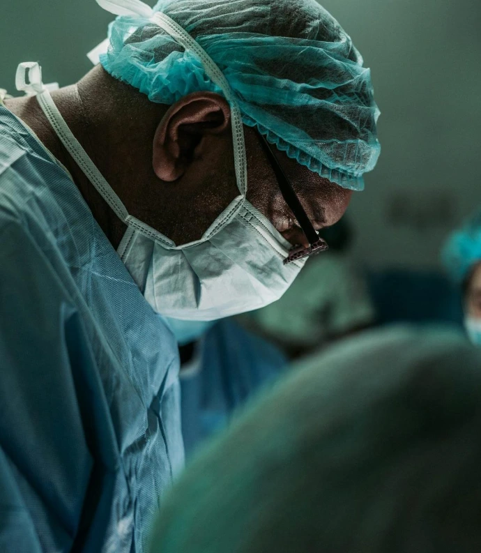 Profesional de Basari Grupo Médico preparado para una intervención quirúrgica